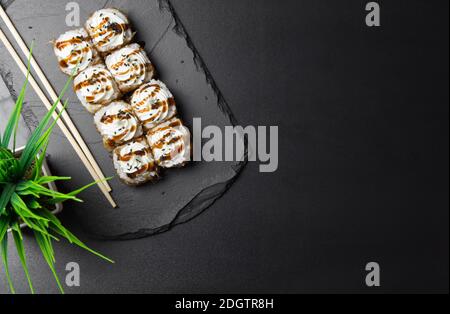 Sushi-Brötchen Bonito und gekrönt mit Frischkäse Stockfoto