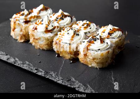 Sushi-Brötchen Bonito und gekrönt mit Frischkäse Stockfoto