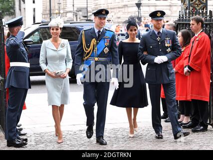 Catherine, Herzogin von Cambridge (links), Prinz William, Herzog von Cambridge (zweite links), Meghan, Herzogin von Sussex und Prinz Harry (rechts) während der RAF-Hundertjahrfeier in Westminster Abbey, London. Bildnachweis sollte lauten: Doug Peters/EMPICS Stockfoto