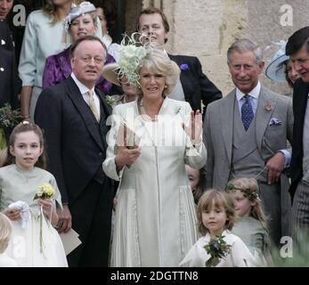 Camilla Herzogin von Cornwall, Andrew Parker Bowles und Charles Prince of Wales verlassen die St. Cyriac's Church. Stockfoto