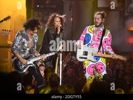 Post Malone (rechts) tritt mit Joe Perry (links) und Steven Tyler von Aerosmith auf der Bühne der MTV Video Music Awards 2018, Radio City, New York. Bildnachweis sollte lauten: Doug Peters/EMPICS Stockfoto