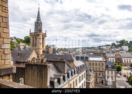 Morlaix, Frankreich - 28. August 2019: Eglise Saint-Melaine oder Kirche Saint-Melaine in der Nähe des Viadukts in Morlaix, Departement Finistere, Bretagne Stockfoto