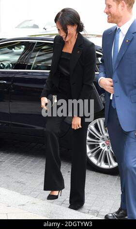 Prinz Harry der Herzog von Sussex und Meghan Herzogin von Sussex bei der Ankunft bei den WellChild Awards, The Royal Lancaster Hotel, London Stockfoto