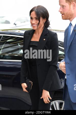 Prinz Harry der Herzog von Sussex und Meghan Herzogin von Sussex bei der Ankunft bei den WellChild Awards, The Royal Lancaster Hotel, London Stockfoto