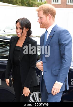 Prinz Harry der Herzog von Sussex und Meghan Herzogin von Sussex bei der Ankunft bei den WellChild Awards, The Royal Lancaster Hotel, London Stockfoto