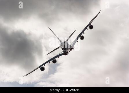 Airbus A380 beim Vorbeifliegen auf einem Flug Ausstellung in Gloucestershire England Stockfoto