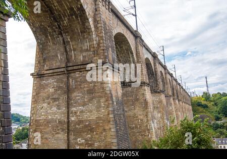 Morlaix, Frankreich - 28. August 2019: Ansicht eines Viadukts von Morlaix, Departement Finistere, Bretagne, Frankreich Stockfoto