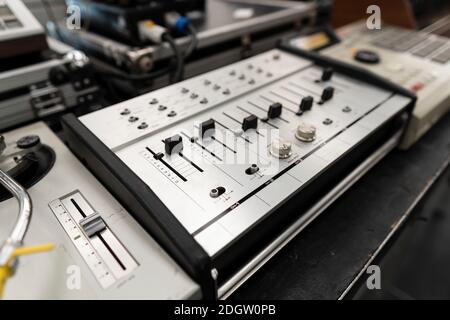 Vintage DJ-Setup. Sound Studio Audio-Ausrüstung Bedienfeld. Stockfoto
