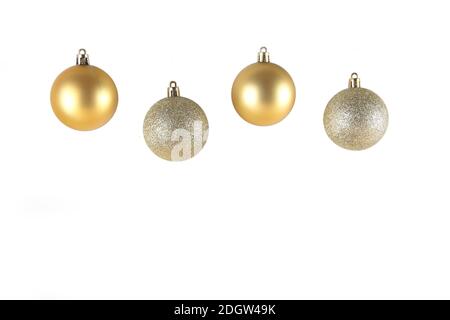 Vier goldene weihnachtskugeln isoliert auf weißem Hintergrund. Minimales Weihnachtskonzept. Speicherplatz kopieren. Horizontales Bild Stockfoto