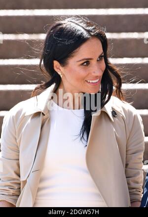 Meghan Duchess of Sussex trägt Prinzessin Dianas Ohrringe auf einem öffentlichen Rundgang im Sydney Opera House. Bildnachweis sollte lauten: Doug Peters/EMPICS Stockfoto