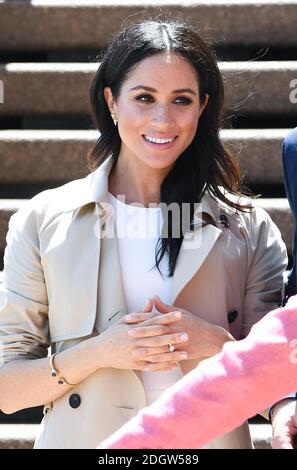 Meghan Duchess of Sussex trägt das Armband von Prinzessin Diana auf einem öffentlichen Rundgang im Sydney Opera House. Bildnachweis sollte lauten: Doug Peters/EMPICS Stockfoto