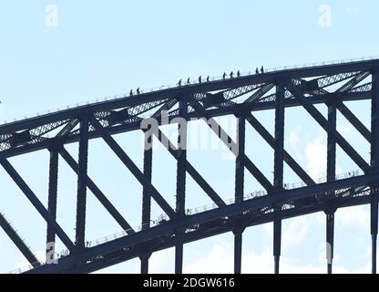 Prinz Harry Duke of Sussex und der australische Premierminister Scott Morrison erklimmen die Sydney Harbour Bridge, um eine Invictus-Flagge darüber zu erheben. Bildnachweis sollte lauten: Doug Peters/EMPICS Stockfoto