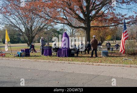 Gläubige Katholiken beten im Vatikan-Pavillon im Flushing Meadows Park, wo Maria und Jesus Veronica Lueken erschienen. In Queens, NYC. Stockfoto