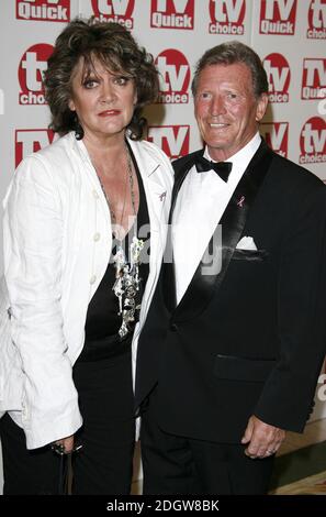 Johnny Briggs und Amanda Barrie bei den TV Quick und TV Choice Awards 2006, Dorchester Hotel, London. Stockfoto