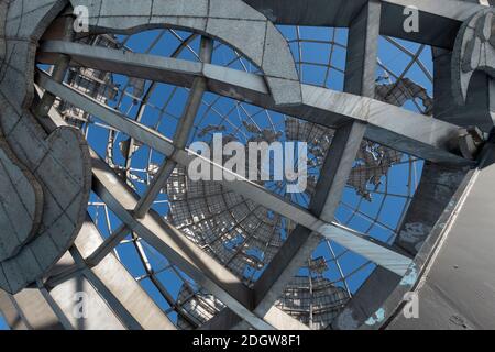 Ein ungewöhnlicher Blick auf die Unisphere in Flushing Meadows Corona Park. Es wurde von Gilmore D. Clarke für die New York World's Fair 1964 entworfen. Stockfoto