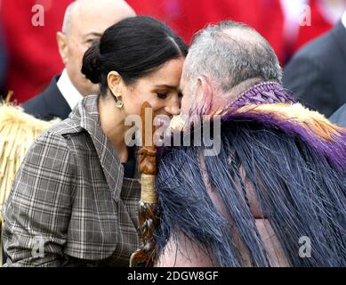 Meghan, die Herzogin von Sussex, erhält einen Hongi, einen traditionellen Maori-Gruß, bei einer offiziellen Begrüßungszeremonie im Government House in Wellington, am ersten Tag der Tour des Königspaares durch Neuseeland. Bildnachweis sollte lauten: Doug Peters/EMPICS Stockfoto