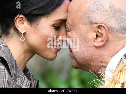 Meghan, die Herzogin von Sussex, erhält einen Hongi, einen traditionellen Maori-Gruß, bei einer offiziellen Begrüßungszeremonie im Government House in Wellington, am ersten Tag der Tour des Königspaares durch Neuseeland. Bildnachweis sollte lauten: Doug Peters/EMPICS Stockfoto