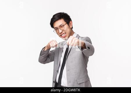 Waist-up-Porträt von entschlossen, selbstsicher gut aussehende asiatische Geschäftsmann, steigern das Vertrauen in der Nähe Spiegel stehen in Boxen Pose w Stockfoto