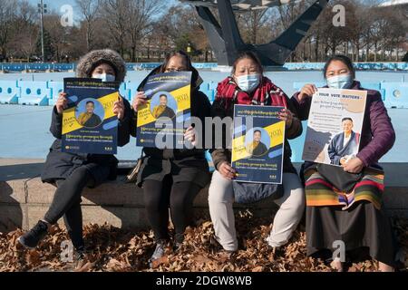 Tibetisch-amerikanische Frauen halten Plakate, die die Kandidatur von Penpa Tsering für die Präsidentin der tibetischen Exilregierung unterstützen. Rallye in Queens Stockfoto