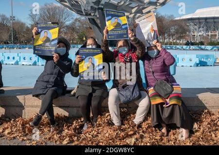 Tibetisch-amerikanische Frauen halten Plakate, die die Kandidatur von Penpa Tsering für die Präsidentin der tibetischen Exilregierung unterstützen. Rallye in Queens NY Stockfoto