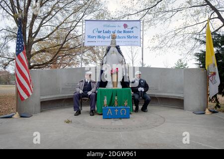 Gläubige Katholiken beten im Vatikan-Pavillon im Flushing Meadows Corona Park, wo Maria und Jesus Veronica Lueken erschienen. Der Altar. Stockfoto