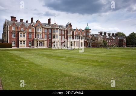 Blick über den vorderen Rasen in der Queen's Country Residence, Sandringham House, in Norfolk. Stockfoto