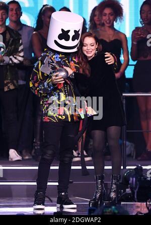 Marshmello und Lindsay Lohan auf der Bühne bei den MTV Europe Music Awards 2018 im Bilbao Exhibition Centre, Spanien. Bildnachweis sollte lauten: EMPICS Stockfoto