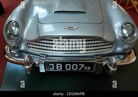 Miniatur James Bond Aston Martin DB5 präsentiert Prinz Charles als Junge - ausgestellt im Sandringham House Transport Museum. Stockfoto