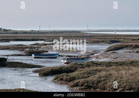 Dinghies wurden auf dem Feuchtgebiet Schlamm in Burnham Deepdale, Norfolk, begesetzt Stockfoto