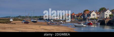 Boote festgemacht und im Hafen von Wells-next-the-Sea, Norfolk, gefahren Stockfoto