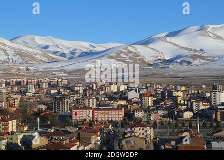 NIGDE,TÜRKEI-JANUAR 15:Snowy Hills,High School,Unternehmen und Wohngebäude.Januar 15,2017 in Nigde,Türkei. Stockfoto