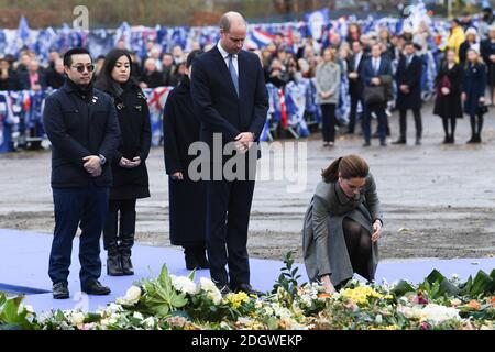 Der Herzog und die Herzogin von Cambridge legten Blumen an King Power Stadium zu Ehren derer, die verloren zu zahlen Ihr Leben in der Leicester City Hubschrauber Absturz einschließlich Leicester Stadt Vorsitzender Vichai Srivaddhanaprabha Stockfoto