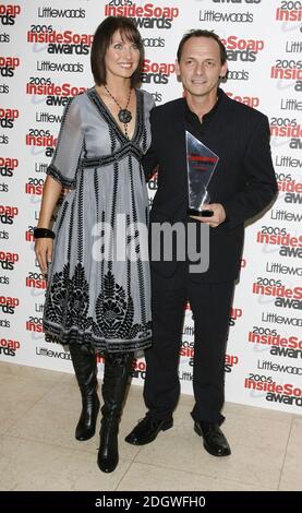 Emma Barton und Perry Fenwick bei der Inside Soap Awards 2006 im Floridita Restaurant, London am 25. September 2006. Doug Peters/EMPICS Entertainment Stockfoto