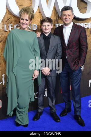 Andy Serkis mit Frau und Sohn Louis Ashbourne Serkis bei der Ankunft am Curzon Mayfair in London für eine spezielle Vorführung von Mowgli: Legend of the Jungle. Bildnachweis sollte lauten: Doug Peters/EMPICS Entertainment Stockfoto