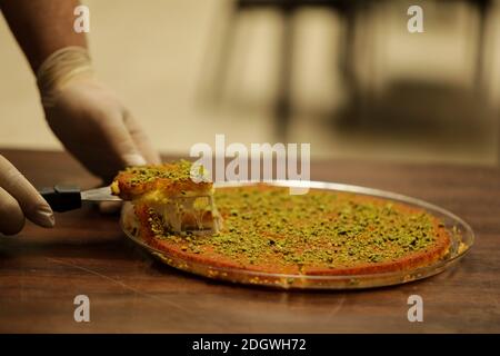 21. Juli 2020: Gaziantep, Türkei. Kanafeh ist ein mittelöstliches Dessert aus Grießteig und dünnem, zerkleinerten Gebäck, eingeweicht in einfachen Zuckersirup. Diese Art von Kanafeh wird behauptet, palästinensischer Herkunft zu sein, insbesondere aus der Stadt Nablus, und sie verbreitete sich dann unter anderen Levanten Ländern wie Syrien. Die jüngste Einwanderung von Syrern in Nachbarländer, in denen Syrer ihre Konditorei-Fähigkeiten übernommen haben, hat ihren Weg zur Popularität geebnet.Quelle: Muhammad ATA/IMAGESLIVE/ZUMA Wire/Alamy Live News Stockfoto