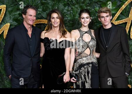 (Von links nach rechts) Rande Gerber, Cindy Crawford, Kaia Gerber und Presley Gerber bei den Fashion Awards in Zusammenarbeit mit Swarovski in der Royal Albert Hall, Kensington Gore, London Stockfoto