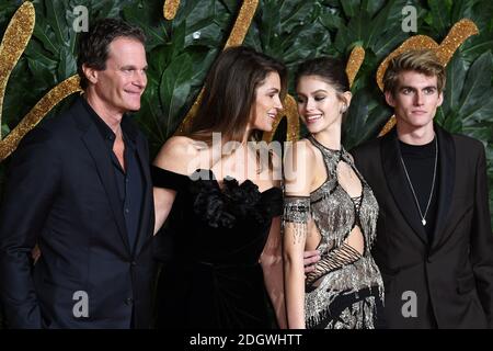 (Von links nach rechts) Rande Gerber, Cindy Crawford, Kaia Gerber und Presley Gerber bei den Fashion Awards in Zusammenarbeit mit Swarovski in der Royal Albert Hall, Kensington Gore, London Stockfoto