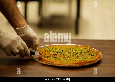 21. Juli 2020: Gaziantep, Türkei. Kanafeh ist ein mittelöstliches Dessert aus Grießteig und dünnem, zerkleinerten Gebäck, eingeweicht in einfachen Zuckersirup. Diese Art von Kanafeh wird behauptet, palästinensischer Herkunft zu sein, insbesondere aus der Stadt Nablus, und sie verbreitete sich dann unter anderen Levanten Ländern wie Syrien. Die jüngste Einwanderung von Syrern in Nachbarländer, in denen Syrer ihre Konditorei-Fähigkeiten übernommen haben, hat ihren Weg zur Popularität geebnet.Quelle: Muhammad ATA/IMAGESLIVE/ZUMA Wire/Alamy Live News Stockfoto