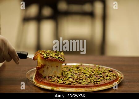 21. Juli 2020: Gaziantep, Türkei. Kanafeh ist ein mittelöstliches Dessert aus Grießteig und dünnem, zerkleinerten Gebäck, eingeweicht in einfachen Zuckersirup. Diese Art von Kanafeh wird behauptet, palästinensischer Herkunft zu sein, insbesondere aus der Stadt Nablus, und sie verbreitete sich dann unter anderen Levanten Ländern wie Syrien. Die jüngste Einwanderung von Syrern in Nachbarländer, in denen Syrer ihre Konditorei-Fähigkeiten übernommen haben, hat ihren Weg zur Popularität geebnet.Quelle: Muhammad ATA/IMAGESLIVE/ZUMA Wire/Alamy Live News Stockfoto