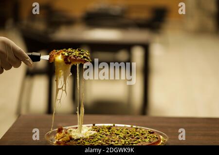 21. Juli 2020: Gaziantep, Türkei. Kanafeh ist ein mittelöstliches Dessert aus Grießteig und dünnem, zerkleinerten Gebäck, eingeweicht in einfachen Zuckersirup. Diese Art von Kanafeh wird behauptet, palästinensischer Herkunft zu sein, insbesondere aus der Stadt Nablus, und sie verbreitete sich dann unter anderen Levanten Ländern wie Syrien. Die jüngste Einwanderung von Syrern in Nachbarländer, in denen Syrer ihre Konditorei-Fähigkeiten übernommen haben, hat ihren Weg zur Popularität geebnet.Quelle: Muhammad ATA/IMAGESLIVE/ZUMA Wire/Alamy Live News Stockfoto