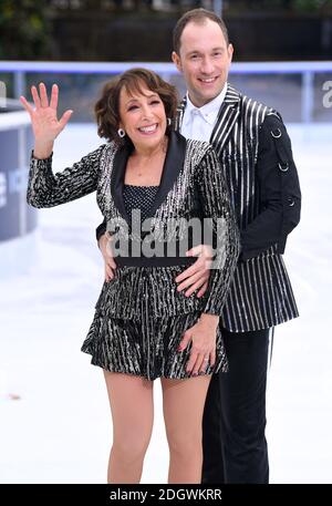 Didi Conn und Lucasz Rozycki bei der Vorstellung von Dancing on Ice Photocall im Natural History Museum, London. Bildnachweis sollte lauten: Doug Peters/EMPICS Stockfoto