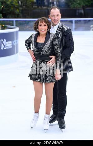 Didi Conn und Lucasz Rozycki bei der Vorstellung von Dancing on Ice Photocall im Natural History Museum, London. Bildnachweis sollte lauten: Doug Peters/EMPICS Stockfoto