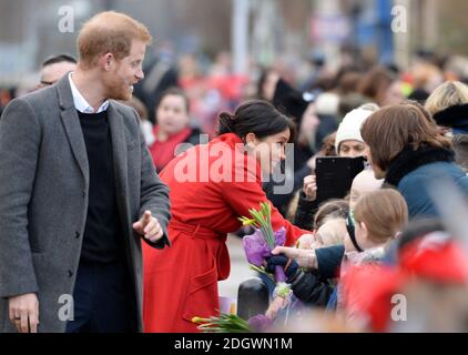 Der Herzog und die Herzogin von Sussex treffen sich vor dem Rathaus von Birkenhead, Birkenhead, Merseyside. Bild Kredit sollte lesen: Doug Peters/EMPICS Stockfoto