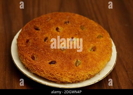 21. Juli 2020: Gaziantep, Türkei. Kanafeh ist ein mittelöstliches Dessert aus Grießteig und dünnem, zerkleinerten Gebäck, eingeweicht in einfachen Zuckersirup. Diese Art von Kanafeh wird behauptet, palästinensischer Herkunft zu sein, insbesondere aus der Stadt Nablus, und sie verbreitete sich dann unter anderen Levanten Ländern wie Syrien. Die jüngste Einwanderung von Syrern in Nachbarländer, in denen Syrer ihre Konditorei-Fähigkeiten übernommen haben, hat ihren Weg zur Popularität geebnet.Quelle: Muhammad ATA/IMAGESLIVE/ZUMA Wire/Alamy Live News Stockfoto