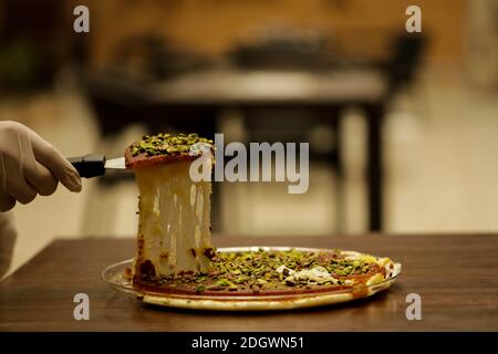 21. Juli 2020: Gaziantep, Türkei. Kanafeh ist ein mittelöstliches Dessert aus Grießteig und dünnem, zerkleinerten Gebäck, eingeweicht in einfachen Zuckersirup. Diese Art von Kanafeh wird behauptet, palästinensischer Herkunft zu sein, insbesondere aus der Stadt Nablus, und sie verbreitete sich dann unter anderen Levanten Ländern wie Syrien. Die jüngste Einwanderung von Syrern in Nachbarländer, in denen Syrer ihre Konditorei-Fähigkeiten übernommen haben, hat ihren Weg zur Popularität geebnet.Quelle: Muhammad ATA/IMAGESLIVE/ZUMA Wire/Alamy Live News Stockfoto