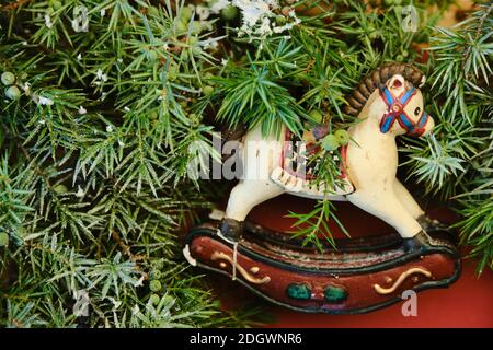 Weihnachten-Komposition mit Holzspielzeug Schaukelpferd Stockfoto