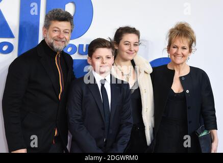 Andy Serkis, Louis Ashbourne Serkis und Lorraine Ashbourne bei der Gala Screening of the Kid Who would Be King, Odeon Cinema, Leicester Square, London. Bild Kredit sollte lesen: Doug Peters/EMPICS Stockfoto