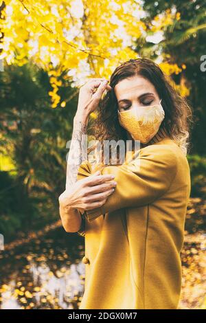 Frau mit Maske in einem Park II Stockfoto