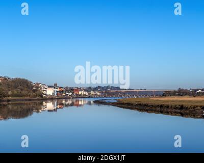 Winter Sonnenschein Blick auf Bideford und River Torridge Mündung, Flut, North Devon, England. Stockfoto