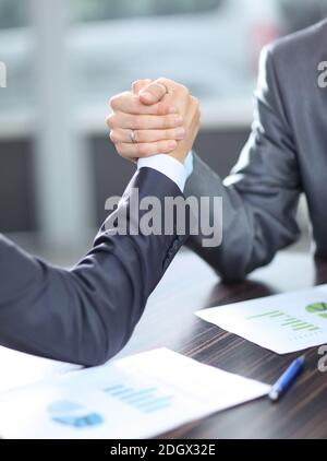 Nahaufnahme. Business-Konkurrenten konkurrieren in Arm Wrestling. Stockfoto